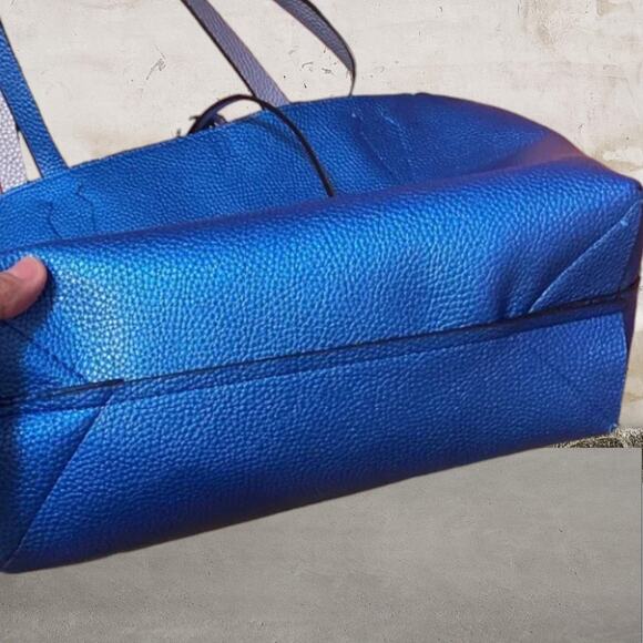 GUESS Metallic Reversible Tote Bag - Picture 5 of 6